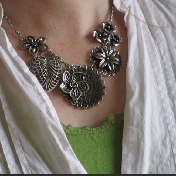 Premier Designs Silver Floral Necklace - Picture 12 of 13